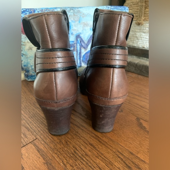 Clarks Sz 8.5 Brown Leather Black Piping Spat Style Side Zip Heel Ankle Boots - Picture 4 of 10